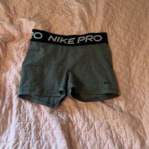 Medium 3 in Nike Pros